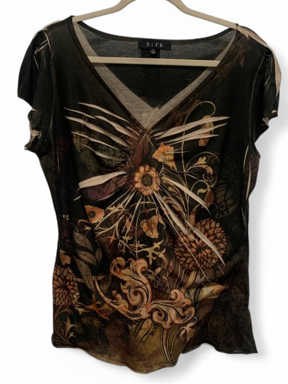 B.L.E.U. Short Sleeve V-Neck Floral Graphic Top in Black and Brown